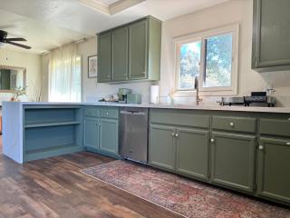 Relax Under the Stars, Best view in town , Yosemite House with Firepit, Hot Tub, Game Room & Pool table - Oakhurst - 1