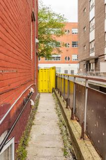 King West - Homestay - Main Floor - Private Room, Share Bathroom - 8