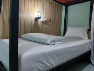 5 Minutes to slow boat pier hostel - 9