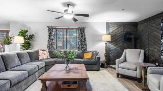 5BDR Stay w Fireplace Game room Family-Friendly Amenities Arrowhead Chalet by AvantStay - 2