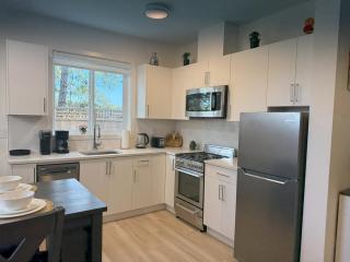 Cozy Retreat for City & Nature Adventures - 9