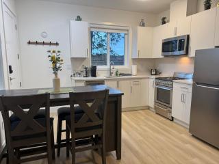 Cozy Retreat for City & Nature Adventures - 6