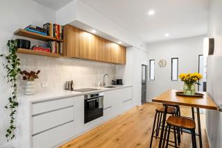 Modern city fringe townhouse with carpark - 9