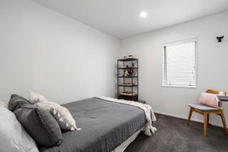 Modern city fringe townhouse with carpark - 6