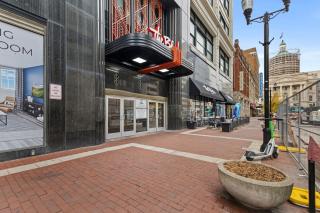 Indy City Views - Walk to Stadium - Convention Center - Arcades - Sleeps 8 - Gym - 7