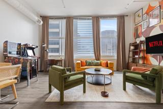 Indy City Views - Walk to Stadium - Convention Center - Arcades - Sleeps 8 - Gym - 8