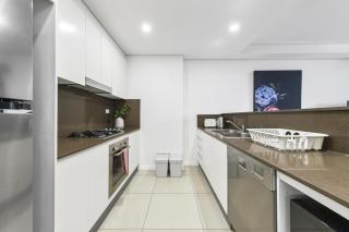 Modern 3BR Mascot Retreat Walk to Train Airport - 8