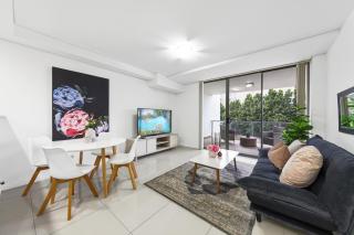 Modern 3BR Mascot Retreat Walk to Train Airport - 9