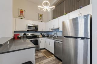 Urban Indy Retreat -Dedicated Workspace- Gym- Walk to Convention- Perfect for Family - 3