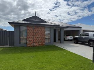 Milbridge Getaway with a bathroom in each room - 0
