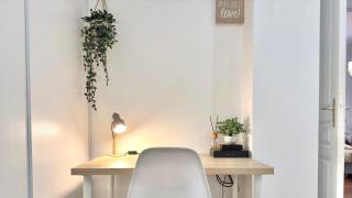 Central Studio - Bright & Modern - Private Terrace - AirCon - Near Train & Beach - 8