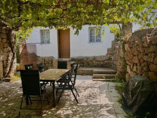 Casa con parra de uva y paz - 0