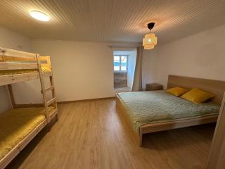 Casa con parra de uva y paz - 1