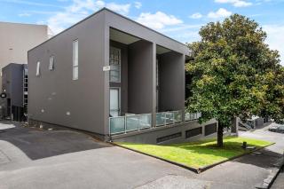 Modern city fringe townhouse with carpark - 3
