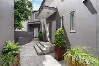 Modern city fringe townhouse with carpark - 2