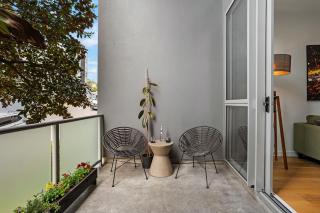 Modern city fringe townhouse with carpark - 4