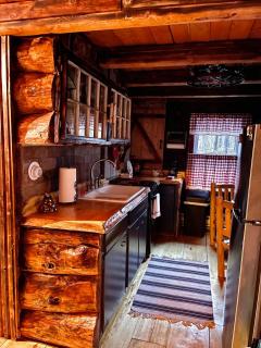 Romantic Escapes to New Hampshire in this Cozy Log Cabin in Lisbon - 1