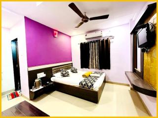 Hotel S B Residency Near Shri Sai Baba Temple - Fully Air conditioned Room - Free Wifi And parking Available - Best Premium Hotel In Shirdi - 5
