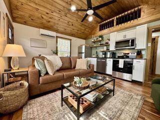 Alone At Last - New LUX - WiFi - Hot Tub - 9