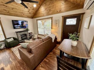 Alone At Last - New LUX - WiFi - Hot Tub - 4