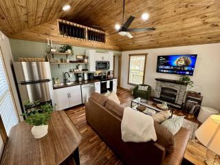 Alone At Last - New LUX - WiFi - Hot Tub - 3