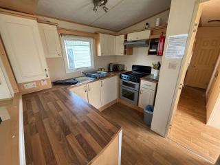 Bittern 8, Scratby - California Cliffs, Parkdean, sleeps 8, free Wi-Fi, bed linen and towels included, pet friendly - 2 minutes from the beach! - 4