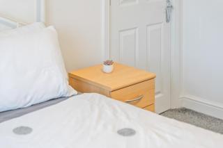 Awesome Coventry Home for Business Contractors and Suitable for families with Free Parking 14mins from NEC - 1