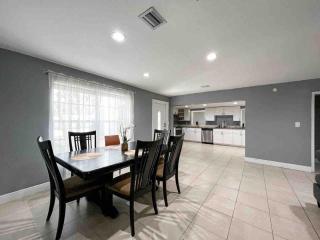 Hollywood Hideaway Spacious 2BR & Private Parking - 1