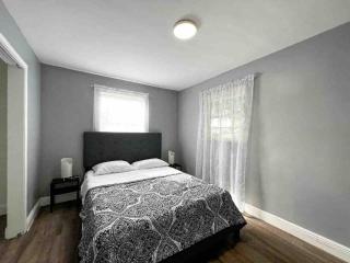 Hollywood Hideaway Spacious 2BR & Private Parking - 2