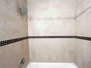 Hollywood Hideaway Spacious 2BR & Private Parking - 4