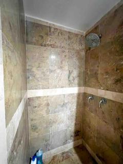 Hollywood Hideaway Spacious 2BR & Private Parking - 6