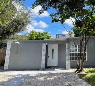 Hollywood Hideaway Spacious 2BR & Private Parking - 7