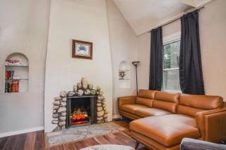 Whimsical Historic Getaway Near Golf Skiing and Wisconsin Southern Lakes - 2