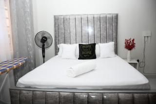 A room with a private bathroom - 9