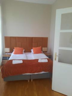 Cozy & Friendly 2BR Apartment Near Attractions - 0