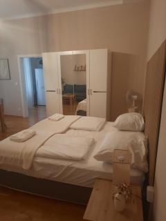 Cozy & Friendly 2BR Apartment Near Attractions - 5