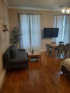 Cozy & Friendly 2BR Apartment Near Attractions - 6