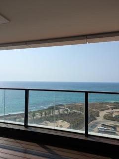 סאבלט בקומה גבוהה עם נוף מטריף לים בעיר נתניה - 8