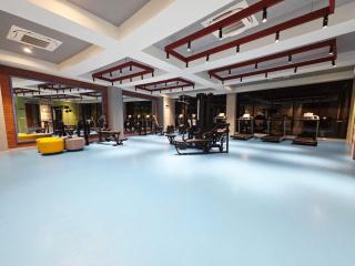 Cozy Pool Resort Near Airport - 9