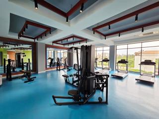 Cozy Pool Resort Near Airport - 4