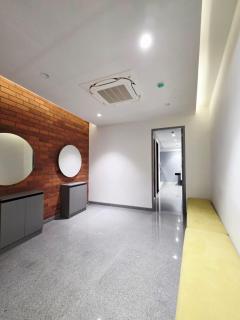 Cozy Pool Resort Near Airport - 3