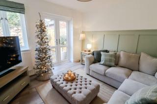 Newly Renovated 2-bed House - Garden - Private Parking - Netflix - Coffee Station - Work Desk - 6