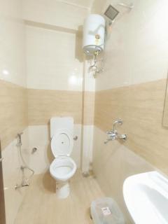 CHANDRAM HOTEL I just 450mtr from shreenathji temple I 7TO8 min walking distance I 966o9o1oo6 - 2