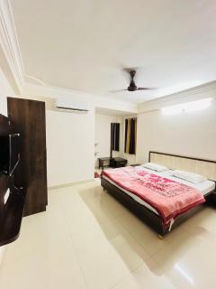 CHANDRAM HOTEL I just 450mtr from shreenathji temple I 7TO8 min walking distance I 966o9o1oo6 - 0