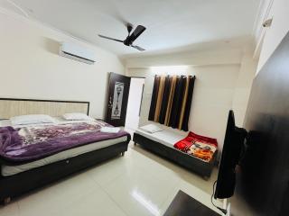 CHANDRAM HOTEL I just 450mtr from shreenathji temple I 7TO8 min walking distance I 966o9o1oo6 - 7