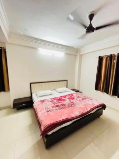 CHANDRAM HOTEL I just 450mtr from shreenathji temple I 7TO8 min walking distance I 966o9o1oo6 - 4