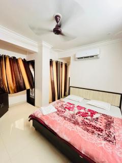 CHANDRAM HOTEL I just 450mtr from shreenathji temple I 7TO8 min walking distance I 966o9o1oo6 - 6