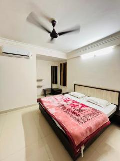 CHANDRAM HOTEL I just 450mtr from shreenathji temple I 7TO8 min walking distance I 966o9o1oo6 - 3