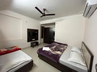 CHANDRAM HOTEL I just 450mtr from shreenathji temple I 7TO8 min walking distance I g66og-o1oo6 - Nathdwara - 1