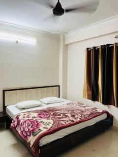 CHANDRAM HOTEL I just 450mtr from shreenathji temple I 7TO8 min walking distance I 966o9o1oo6 - 1